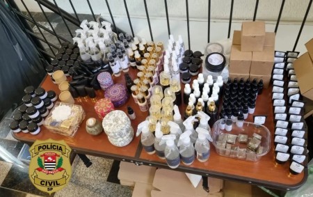 Influenciadora digital com mais de 2 milhões de seguidores é presa por fabricar cosméticos irregularmente