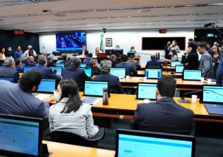 Comissão especial da Câmara aprova PEC Eleitoral; votação no plenário será hoje