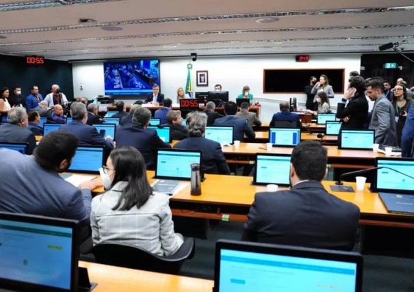 Comisso especial da Cmara aprova PEC Eleitoral; votao no plenrio ser hoje