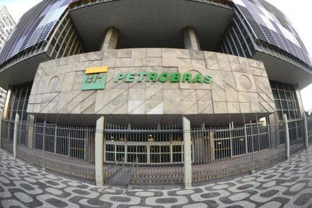 Petrobras anuncia redução de 4,9% no preço da gasolina a partir de quarta-feira