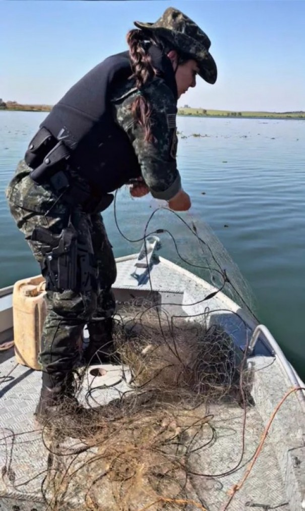Pol�cia Ambiental recolhe mais de 2km de redes de pesca armadas irregularmente no Rio Paranapanema