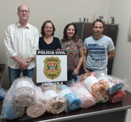 Polícia Civil de Flórida Paulista entrega cobertores a Santa Casa do município