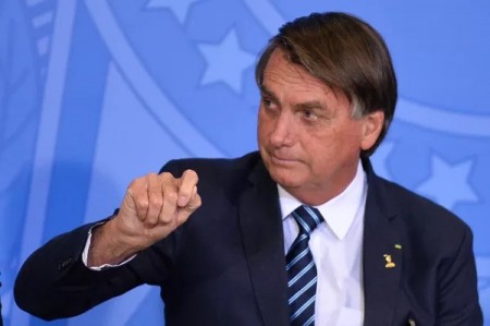 Bolsonaro edita decreto que obriga postos a exibir preço dos combustíveis antes e depois de teto para ICMS