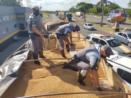 Motorista flagrado com 7,4 toneladas de maconha escondidas em carga de soja pega mais de 11 anos de prisão por tráfico internacional de droga