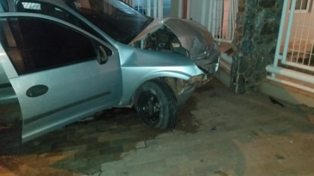 Motorista bêbado perde o controle da direção e invade residência em Tupã