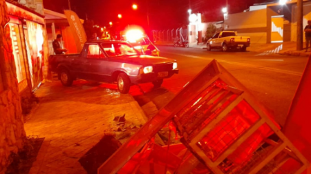 Motorista tenta fugir após bater o carro em lixeira, em Tupã