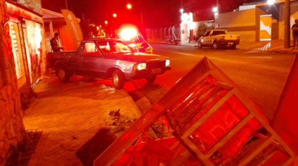 Motorista tenta fugir ap�s bater o carro em lixeira, em Tup�