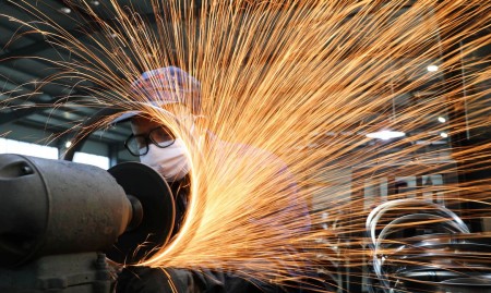 Produção industrial cresce 0,3% de abril para maio