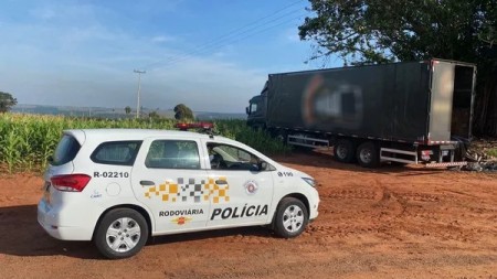 Caminhão que transportava óleo de soja embalado é roubado e abandonado sem a carga às margens da SP-421