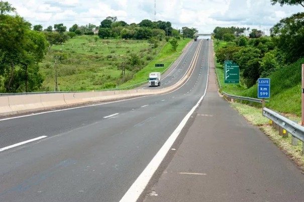Obras no pavimento da SP-270 causam interdi��es entre �lvares Machado e Caiu� at� 30 de junho