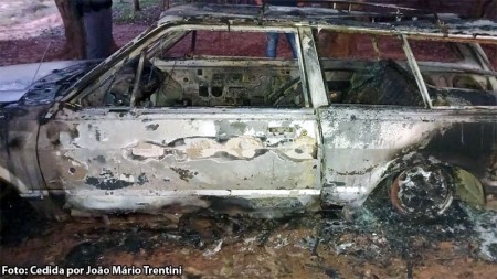 Carro furtado em Iacri é encontrado incendiado e sem pneus dianteiros em Tupã