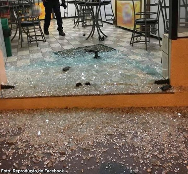 Sorveteria � furtada no centro de Bastos; porta de blindex foi danificada