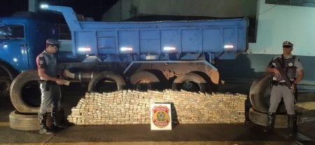 Fiscalização policial apreende quase 313 kg de maconha que estavam dentro de pneus de caminhão