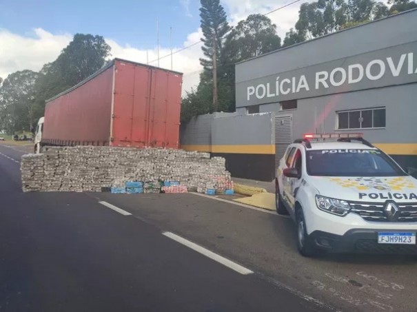 Polcia Rodoviria apreende grande quantidade de maconha escondida em meio a carga de mveis