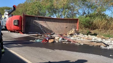 Tombamento de caminhão mata motorista na Rodovia Assis Chateaubriand