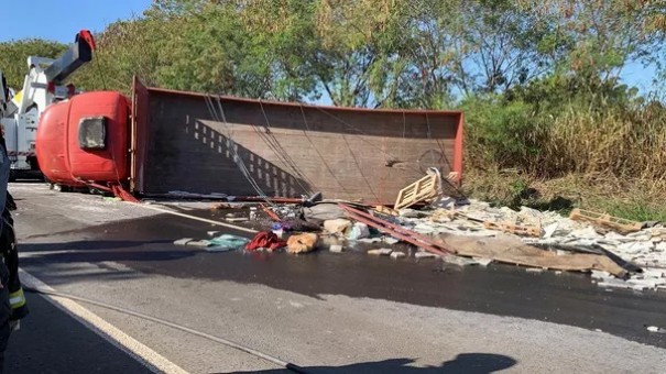 Tombamento de caminh�o mata motorista na Rodovia Assis Chateaubriand
