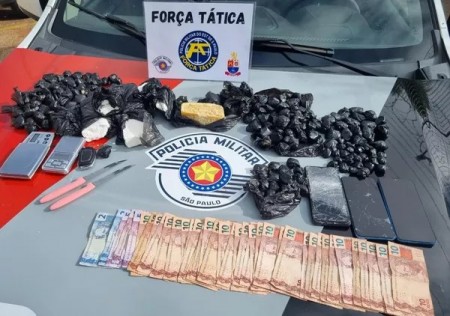 Cão farejador encontra drogas escondidas em painel de veículo e três pessoas da mesma família acabam presas por tráfico