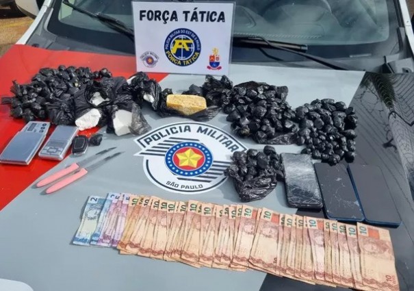 Co farejador encontra drogas escondidas em painel de veculo e trs pessoas da mesma famlia acabam presas por trfico