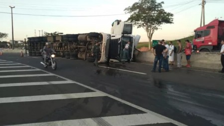 Caminhão tomba na Rodovia Assis Chateaubriand em Presidente Prudente