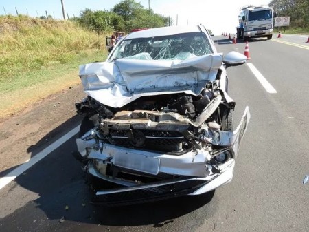 Motorista bate carro na traseira de caminhão e fica ferido na Rodovia Comandante João Ribeiro de Barros