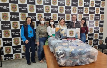 Polícia Civil faz doação de cobertores