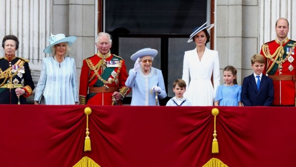 Rainha Elizabeth acena  multido em comemorao de Jubileu