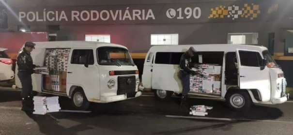 Polcia Rodoviria apreende peruas lotadas com quase 50 mil maos de cigarros contrabandeados do Paraguai