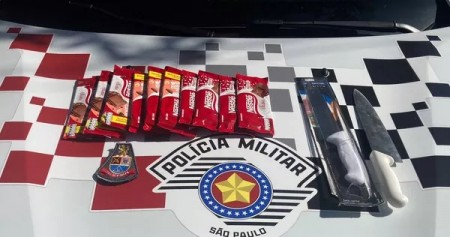 Dupla é presa em flagrante com barras de chocolate e facas após furto em farmácia