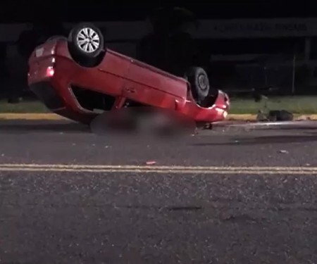 Homem espera resgate deitado do lado de fora do veículo após capotamento em Lucélia