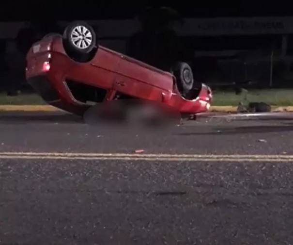 Homem espera resgate deitado do lado de fora do veculo aps capotamento em Luclia