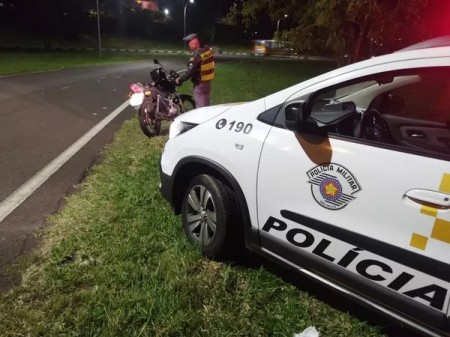 Embriagado e com a CNH vencida desde 2016, motociclista é preso em flagrante na Rodovia Raposo Tavares