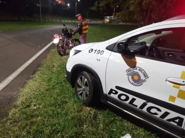 Embriagado e com a CNH vencida desde 2016, motociclista  preso em flagrante na Rodovia Raposo Tavares