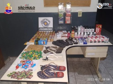 Dupla é flagrada pela Polícia Militar com doces diversos, desodorantes e cigarros furtados de mercearia