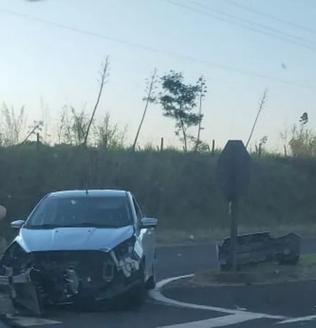 Dois carros se envolvem em acidente de trânsito na Rodovia Júlio Budiski, em Álvares Machado