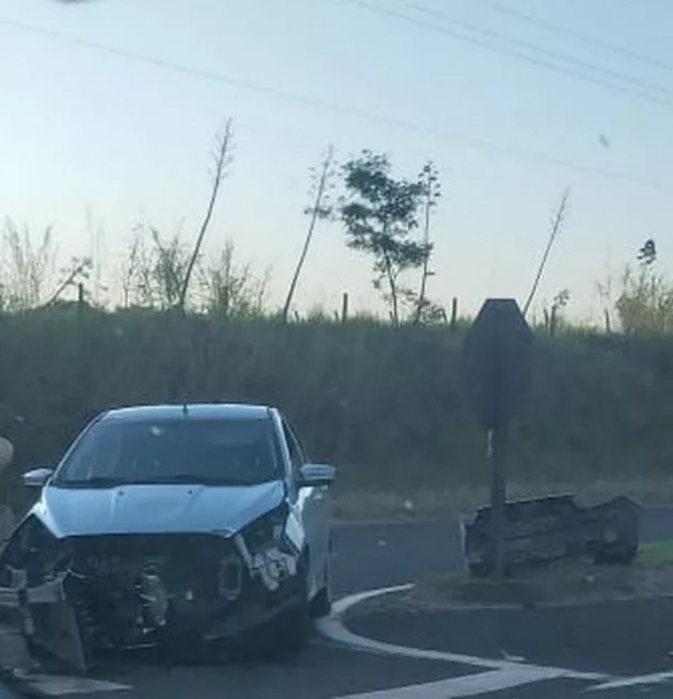 Dois carros se envolvem em acidente de trnsito na Rodovia Jlio Budiski, em lvares Machado