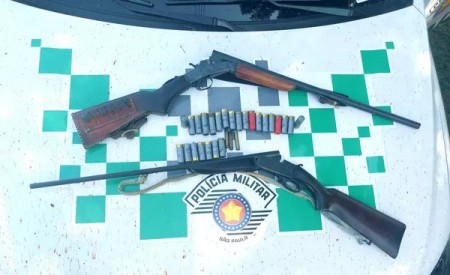 Espingardas e munições são apreendidas em propriedade rural após homem confessar que caçaria javali em Martinópolis