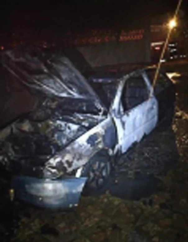 Ap�s ser agredida pelo namorado, mulher coloca fogo em carro e ambos acabam presos pela PM