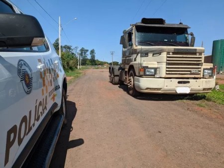 Caminhão trator e semirreboque com denúncia de roubo são recuperados pela Polícia Rodoviária