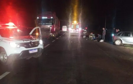 Batida entre carro e carreta deixa homem gravemente ferido em Marabá Paulista
