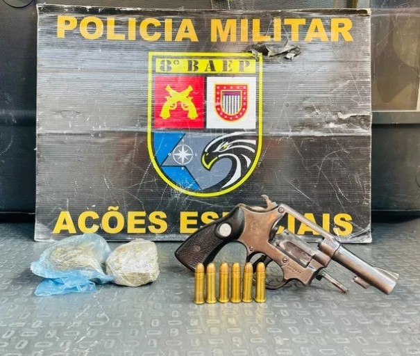Homem se apresenta como policial militar da reserva e  preso por porte ilegal de arma de fogo e trfico de droga