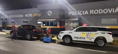 Homem tenta fugir de abordagem policial, bate carro em barranco e acaba detido com mercadorias sem documentação fiscal