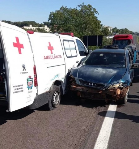 Durante fuga, homem bate carro lotado de maconha em ambulância que transportava mulher em trabalho de parto