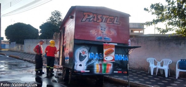 Fusca colide em trailer em Bastos, provoca incndio e fere esposa do proprietrio