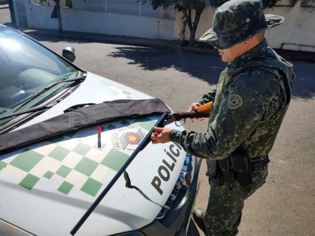 Polícia Ambiental surpreende homem com espingarda na Zona Rural de Rinópolis (SP)