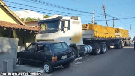 Carreta desce rua sozinha e atinge casa e carro em Pompeia