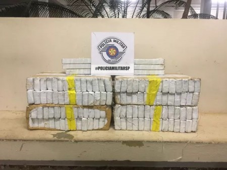 PM sente forte cheiro de maconha em carro e dupla é flagrada com 100 quilos da droga