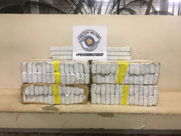 PM sente forte cheiro de maconha em carro e dupla  flagrada com 100 quilos da droga