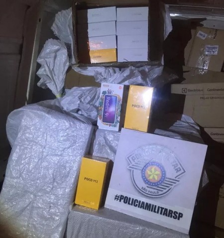 Pai e filho são detidos com 240 celulares sem nota fiscal em veículo