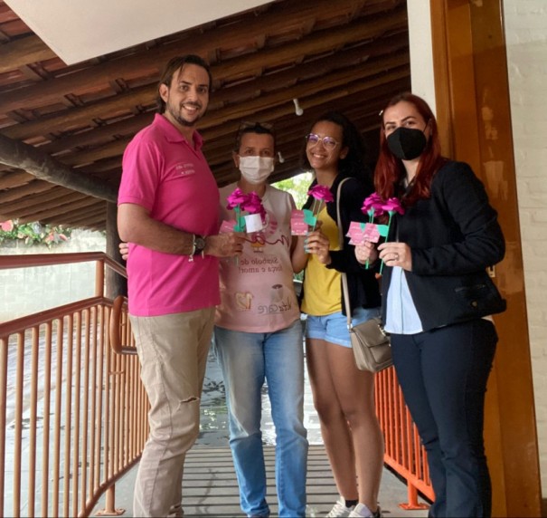 Rotaract de OC entrega lembrana para idosas que vivem em clnicas de repouso pelo Dia das Mes