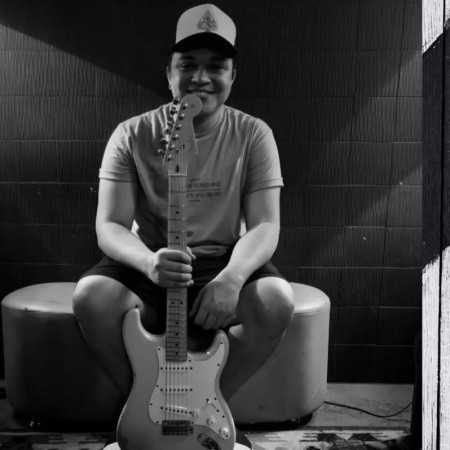 Guitarrista Wisley Novaes, de Sandovalina, morre em acidente com ônibus da dupla Conrado e Aleksandro